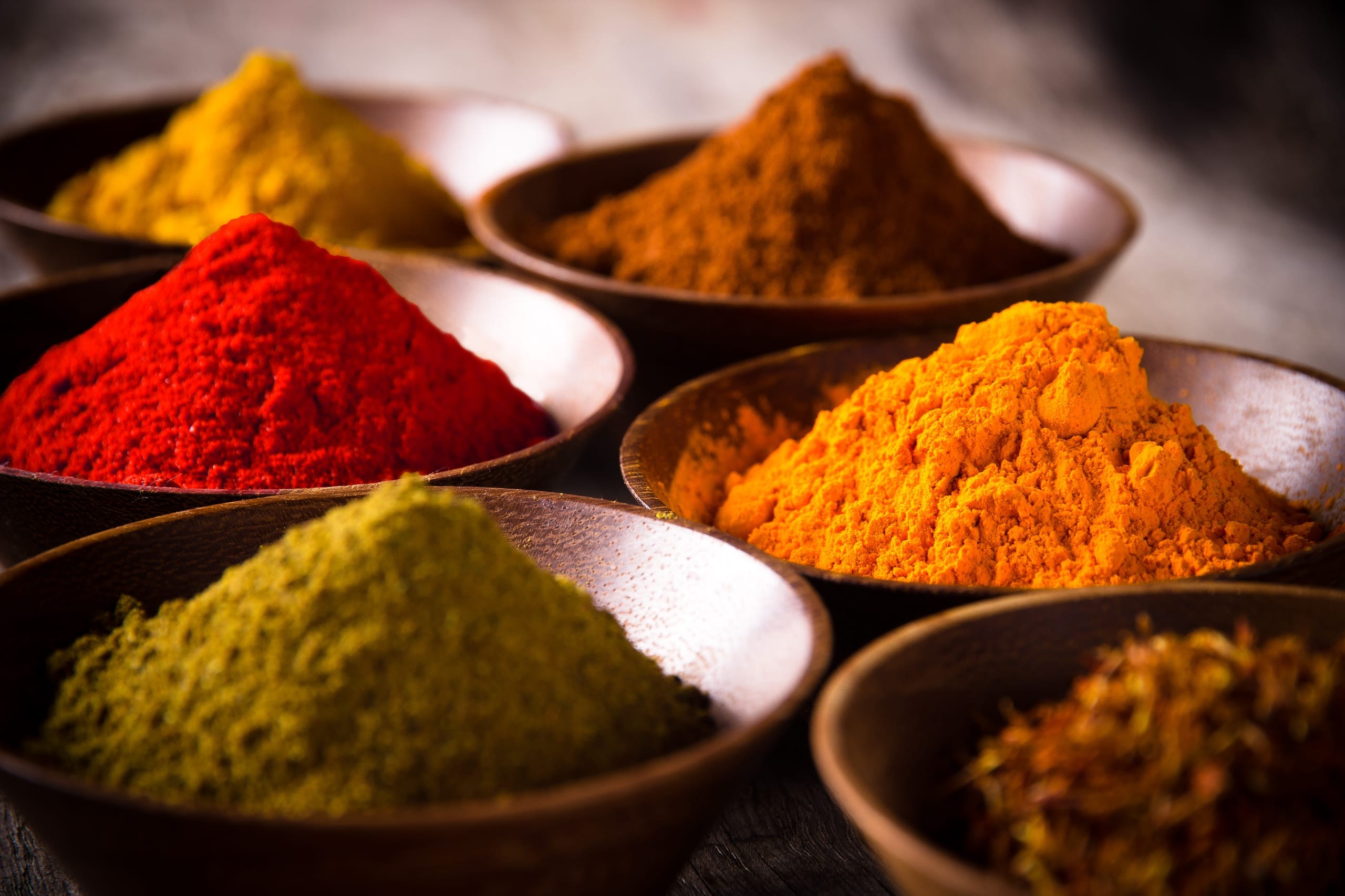 Épices marocaines colorées par la cuisine de roukia, cuisine marocaine à Bordeaux.